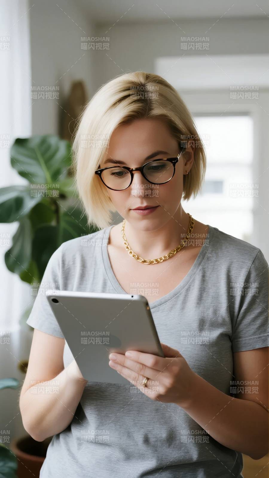 专注阅读平板的女子图片