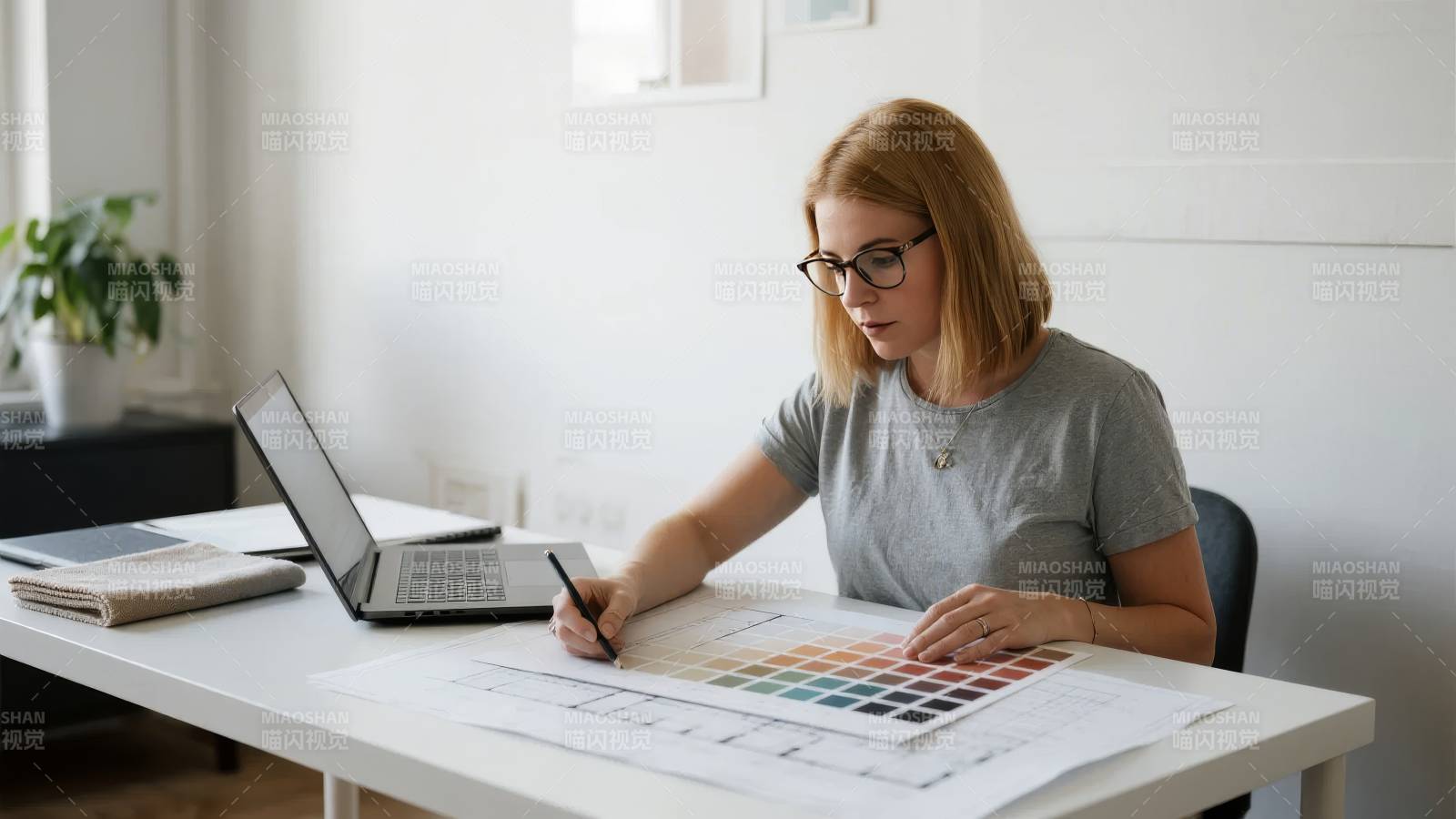 专注工作的女性设计师图片