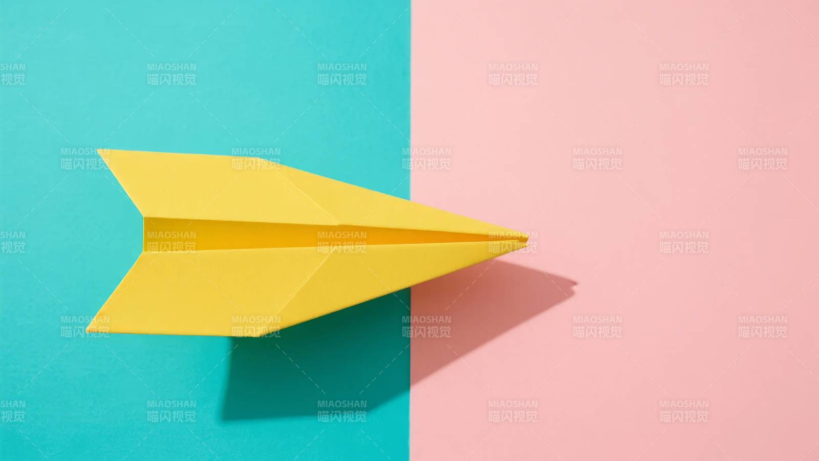 黄色纸飞机飞越双色背景图片