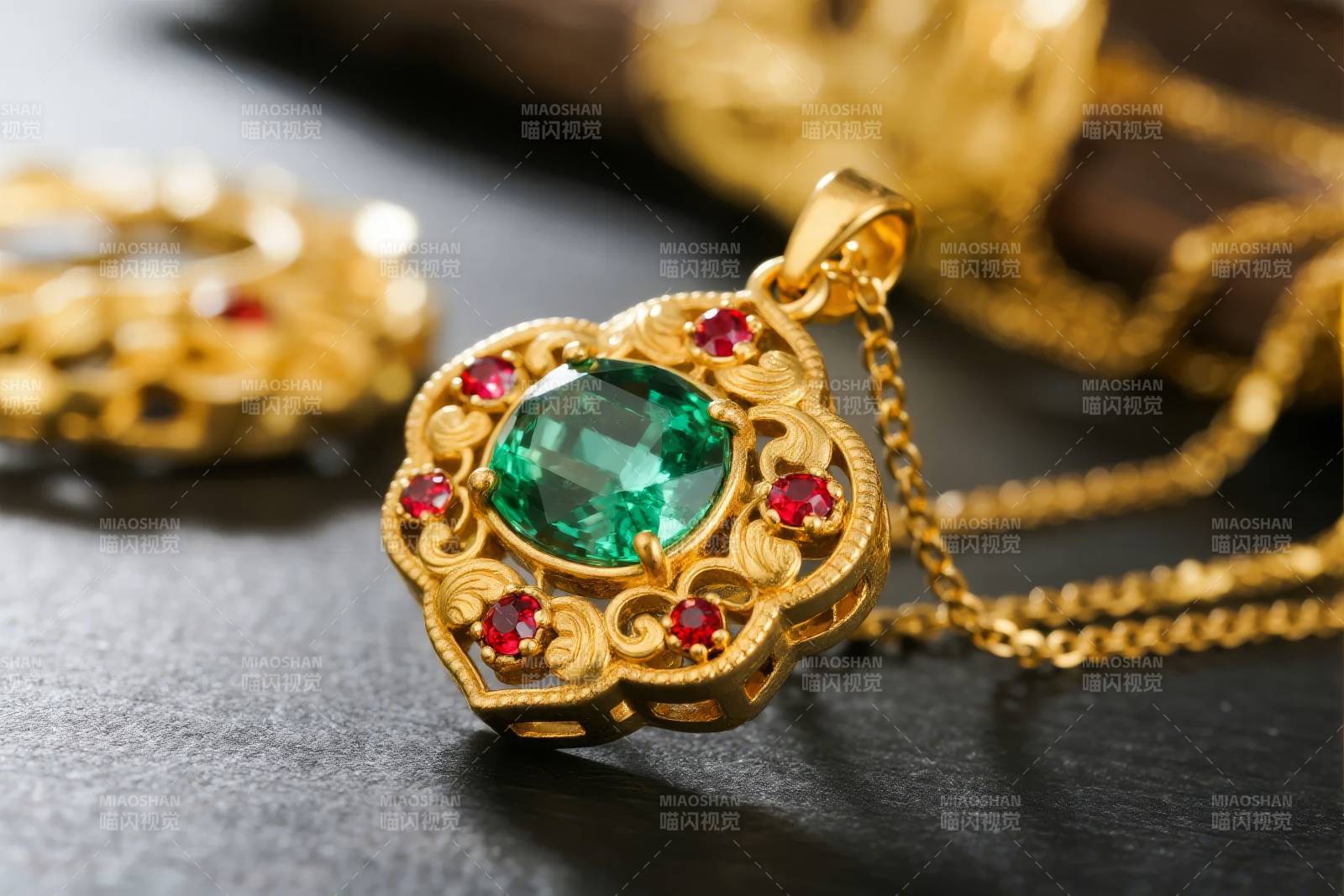 绿宝石金吊坠图片