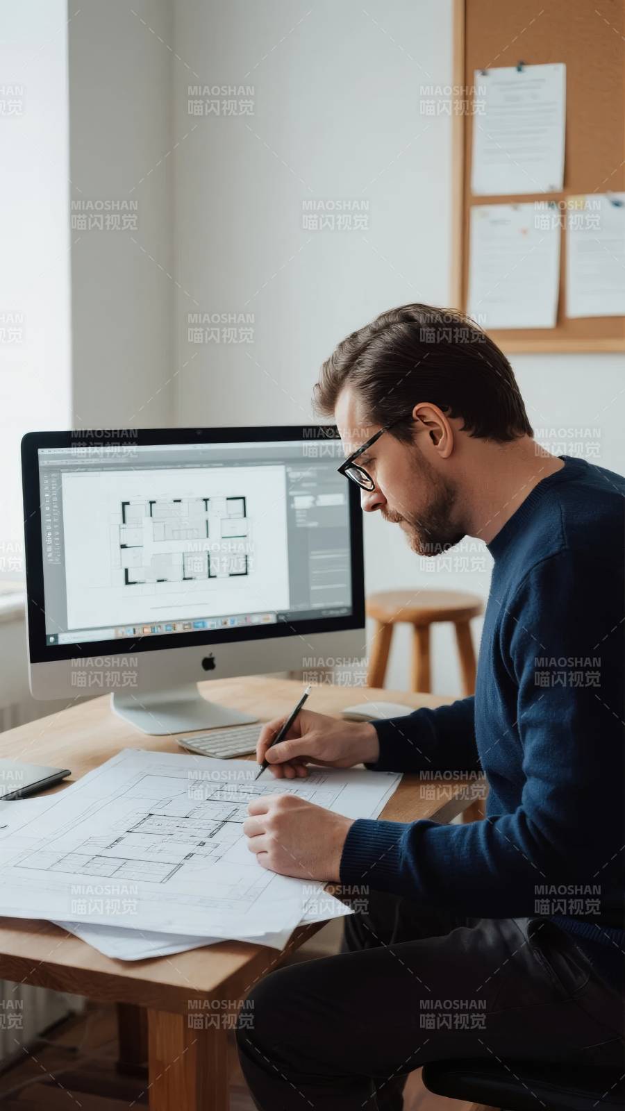 设计师专注绘图图片