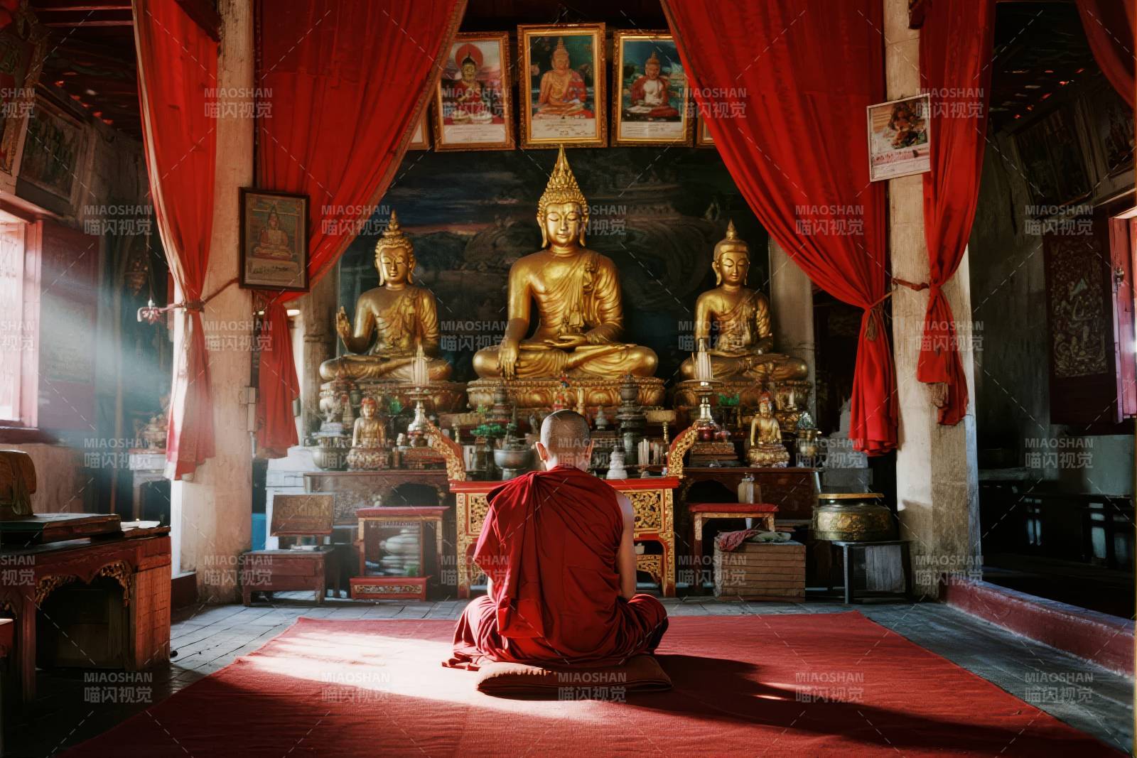 僧人静坐佛前图片