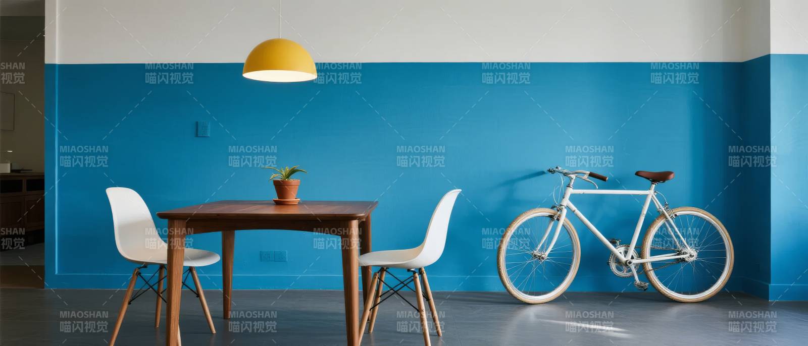 蓝墙下的简约生活图片