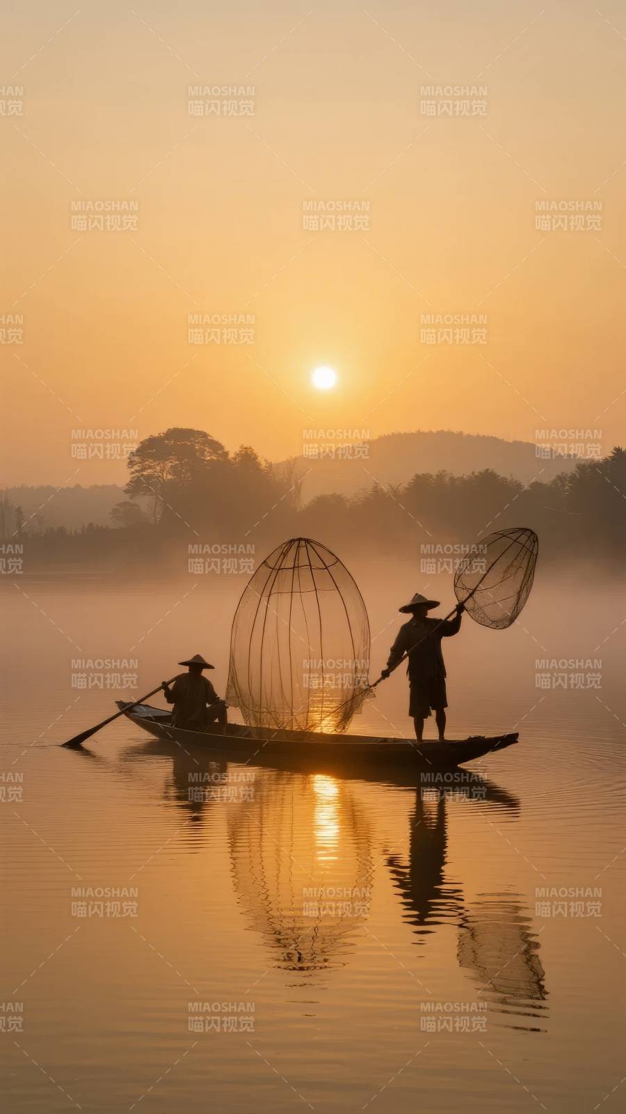 晨雾渔舟图片