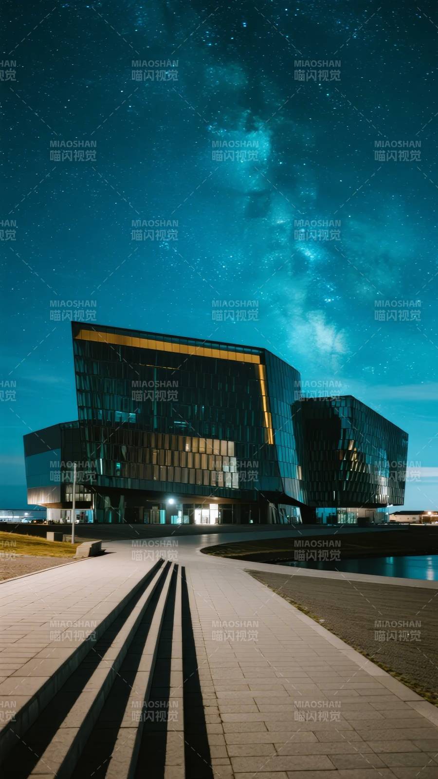 星河下的现代建筑图片