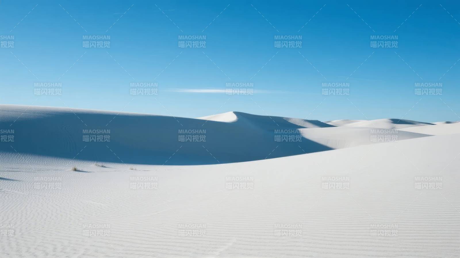 雪白沙丘映蓝天图片