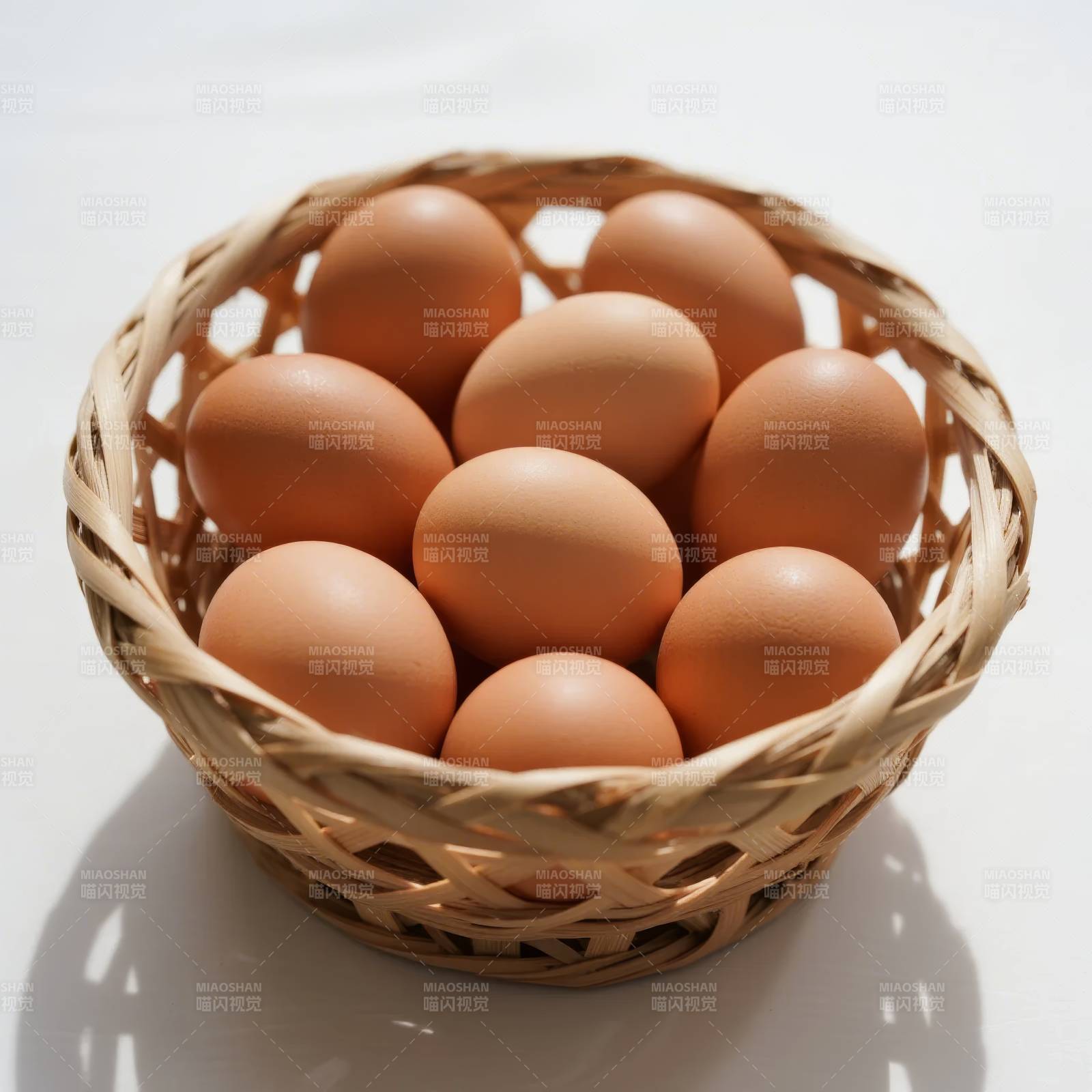 篮中鸡蛋图片