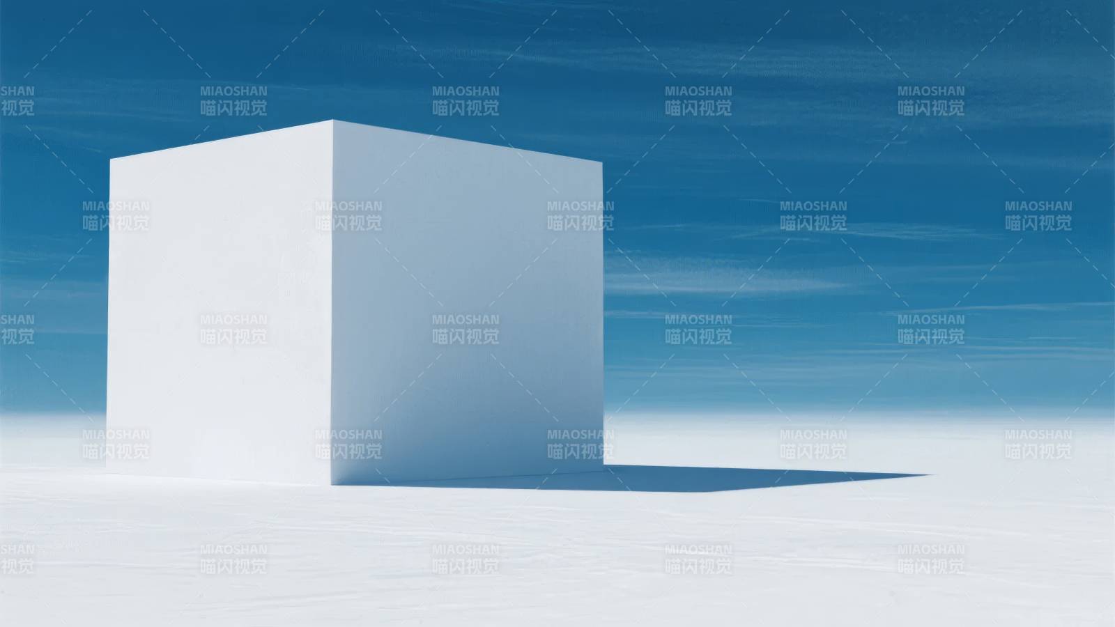 白色立方体与蓝天图片
