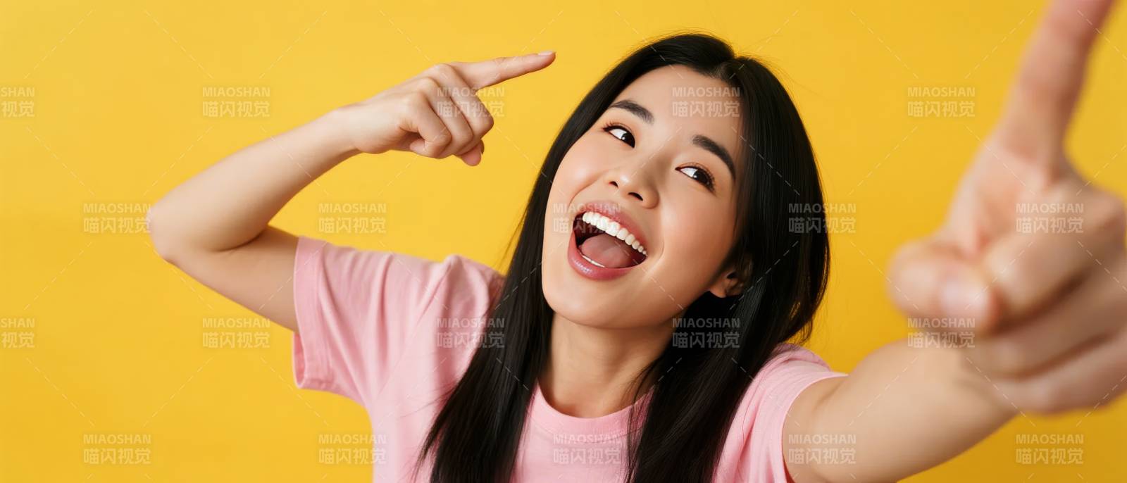 开心女孩指向上方图片