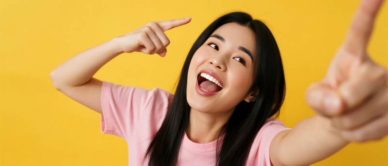 开心女孩指向上方图片