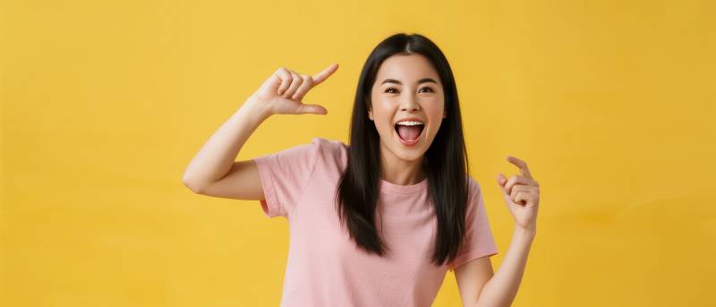 开心女孩比手势图片