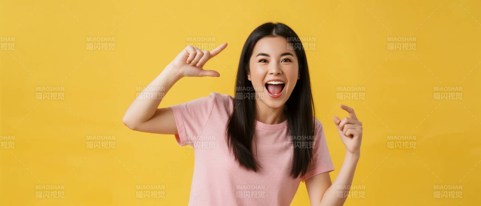 开心女孩比手势图片