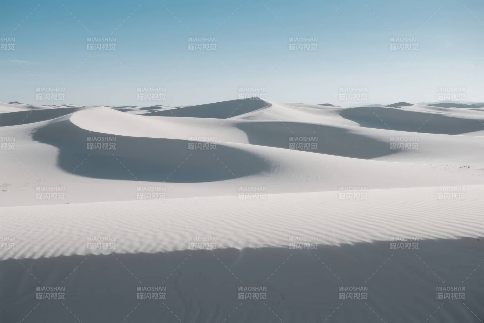 雪白沙丘连绵起伏图片