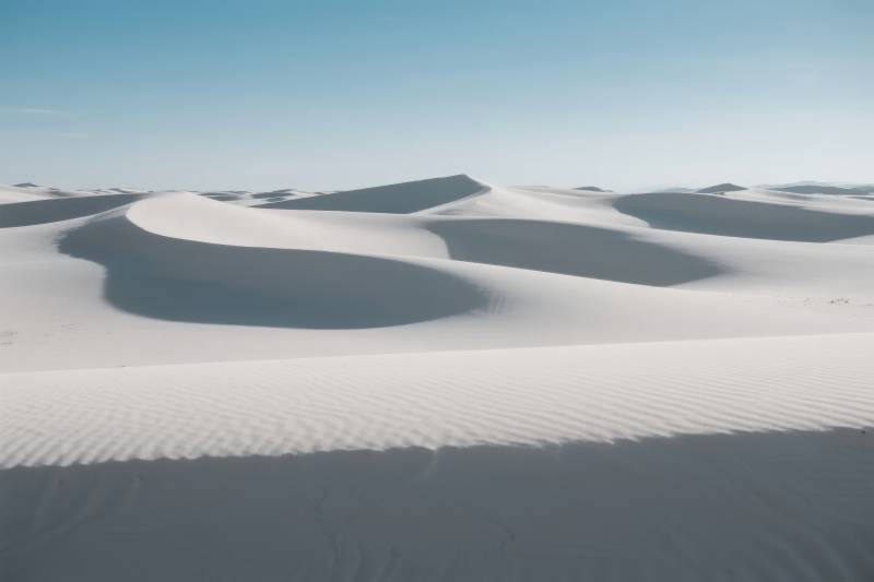 雪白沙丘连绵起伏图片