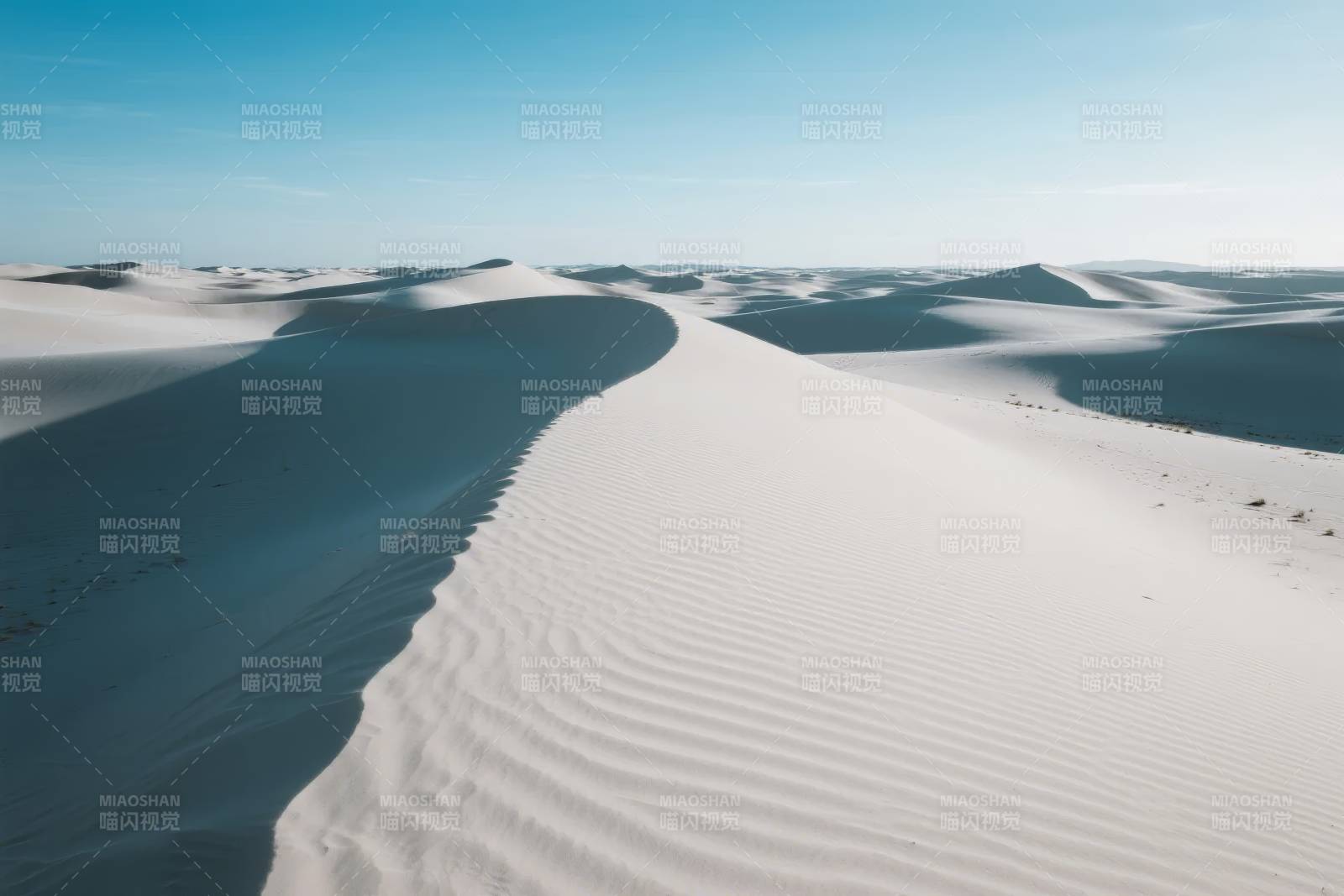 沙丘连绵 蓝天映衬图片