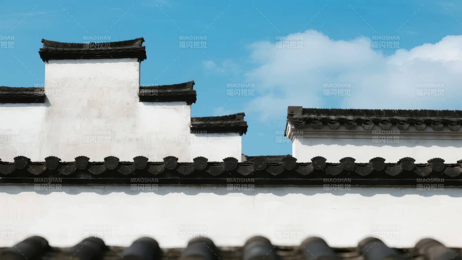 白墙黛瓦映蓝天图片