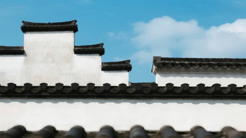 白墙黛瓦映蓝天图片