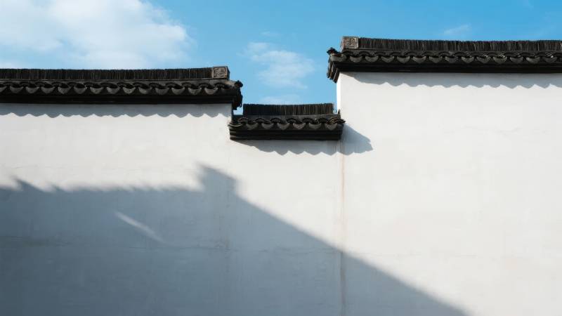 白墙黑瓦映蓝天图片