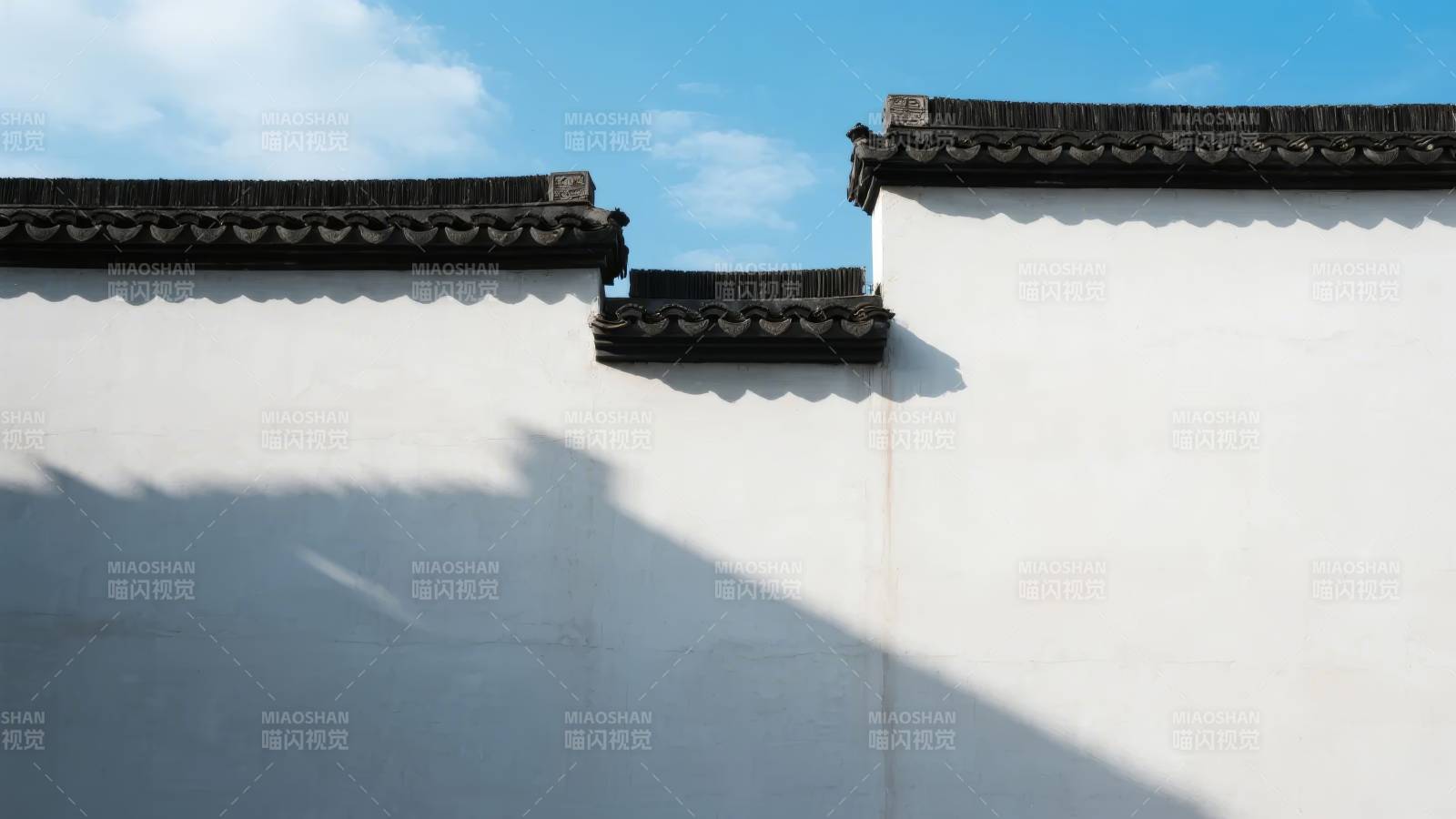 白墙黑瓦映蓝天图片