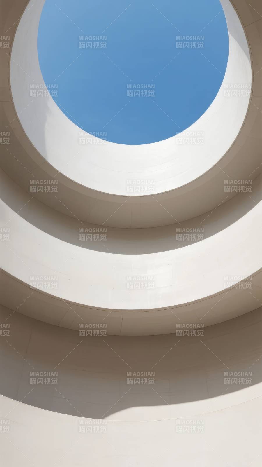 圆形天窗与蓝天图片