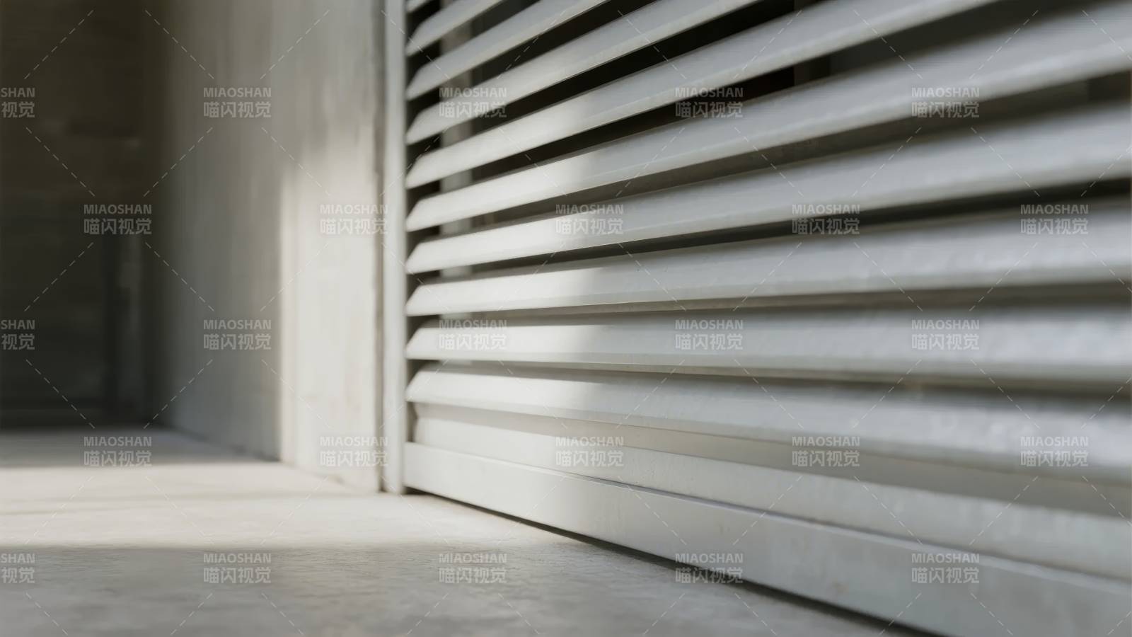 光影交错的金属门图片