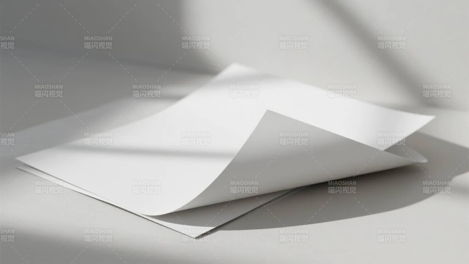 光影下的纸张图片