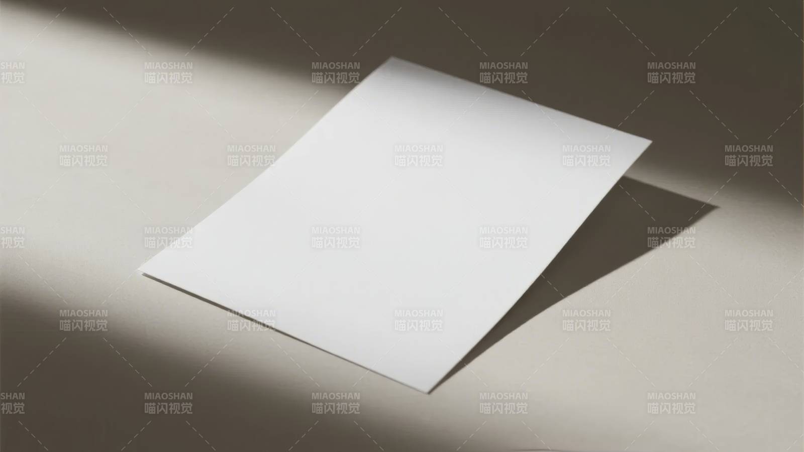 光影下的白纸图片