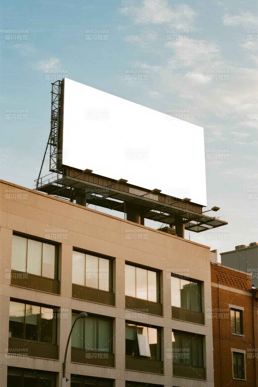 城市楼顶空白广告牌图片