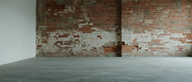 斑驳砖墙空旷室图片