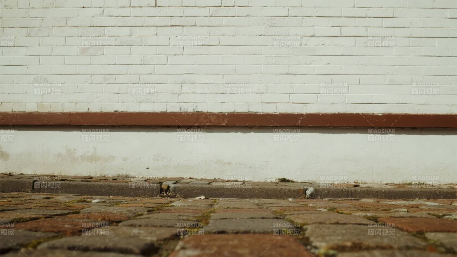 砖墙与石板路图片