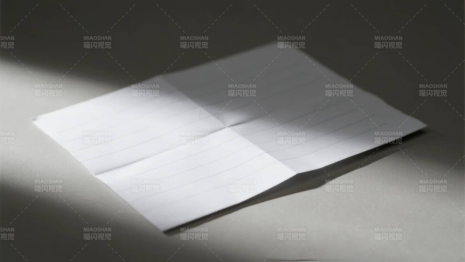 折痕纸张光影图片