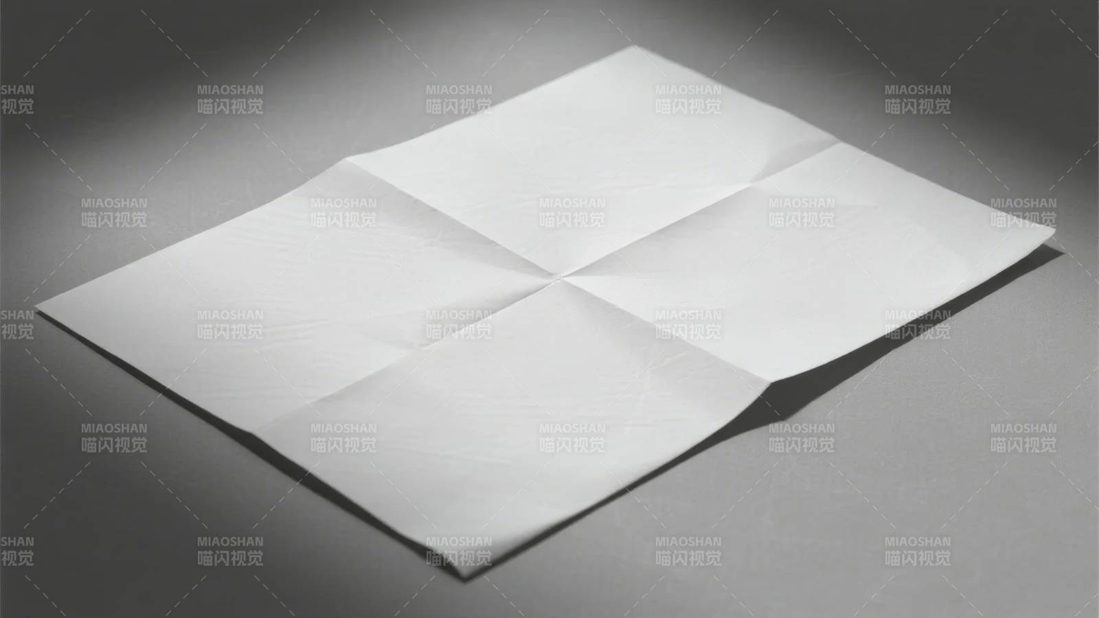 折叠的白纸图片