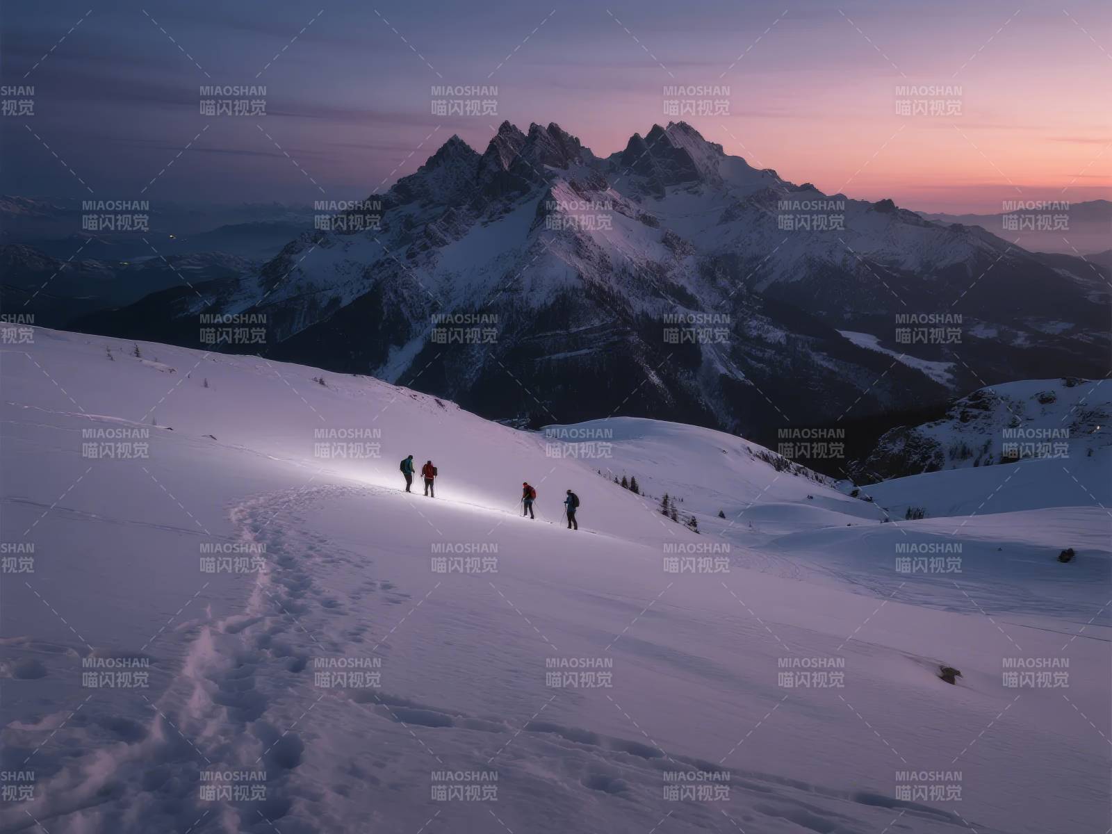 雪峰夜行图片