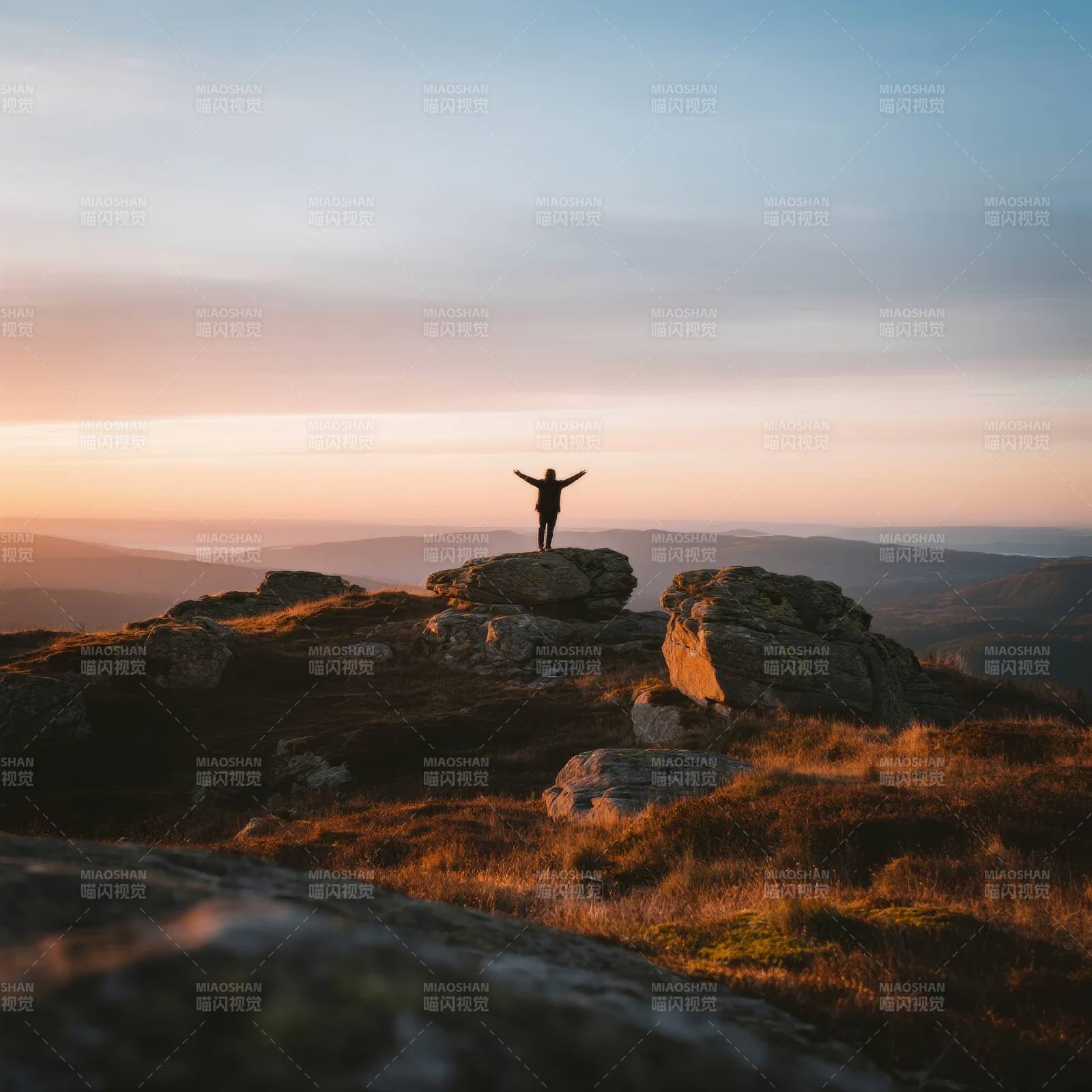 山顶剪影 拥抱日出图片