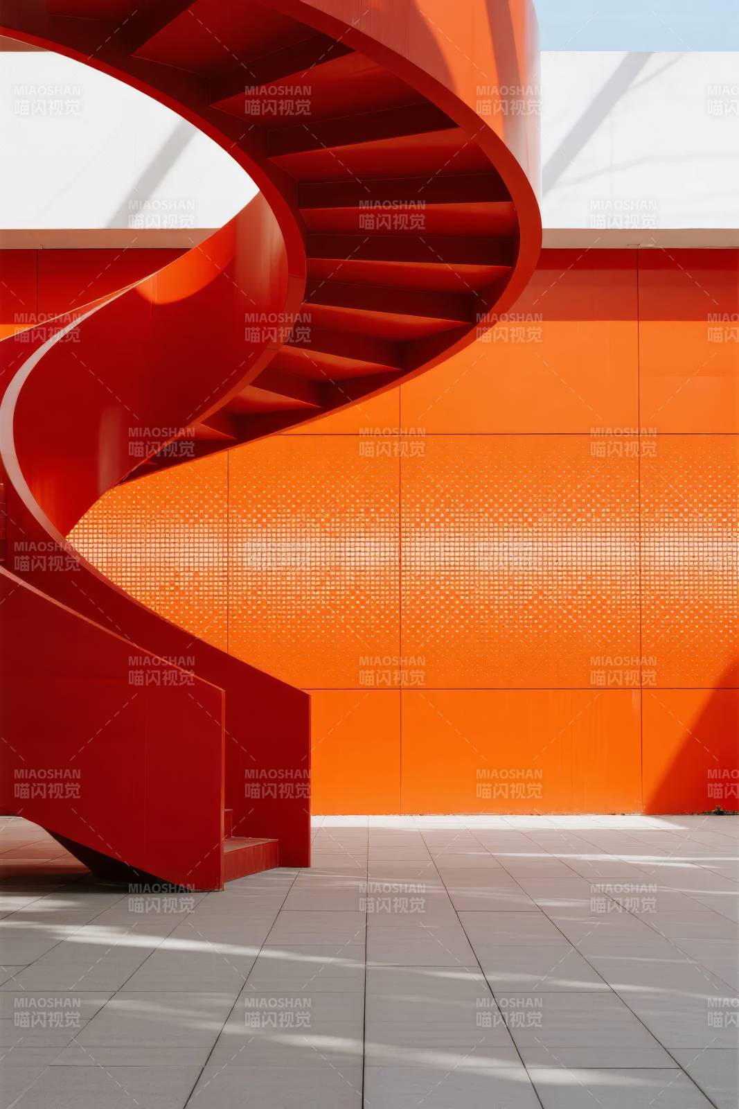 红色螺旋楼梯图片