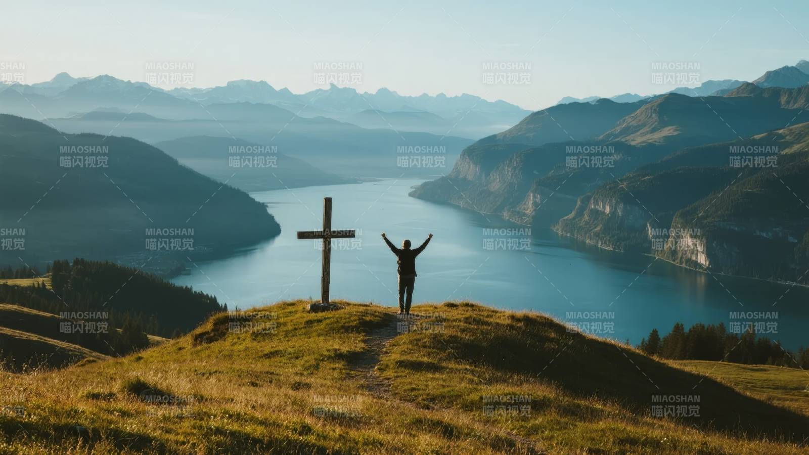 山巅望湖 心向远方图片