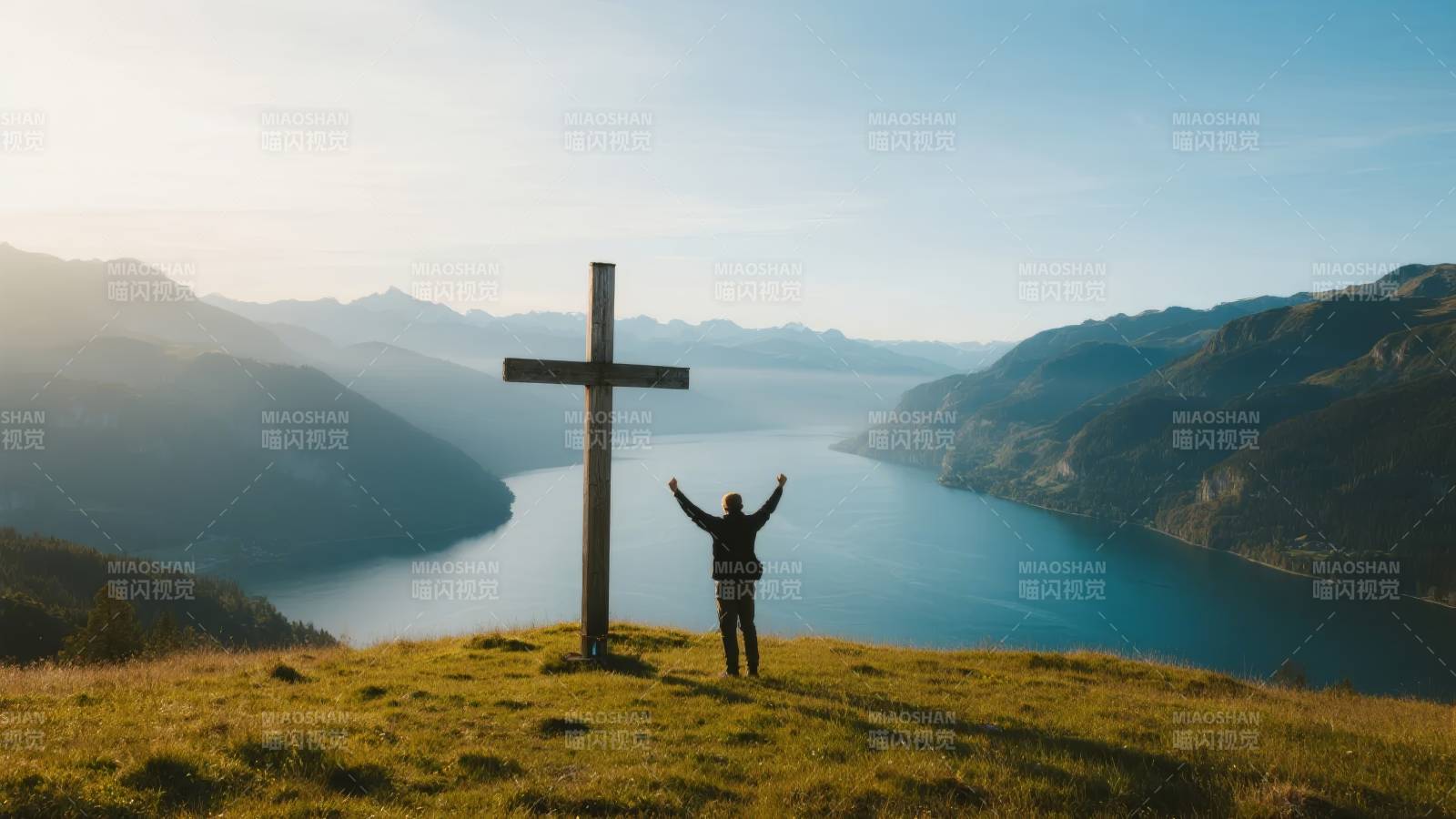 山巅十字与湖光图片