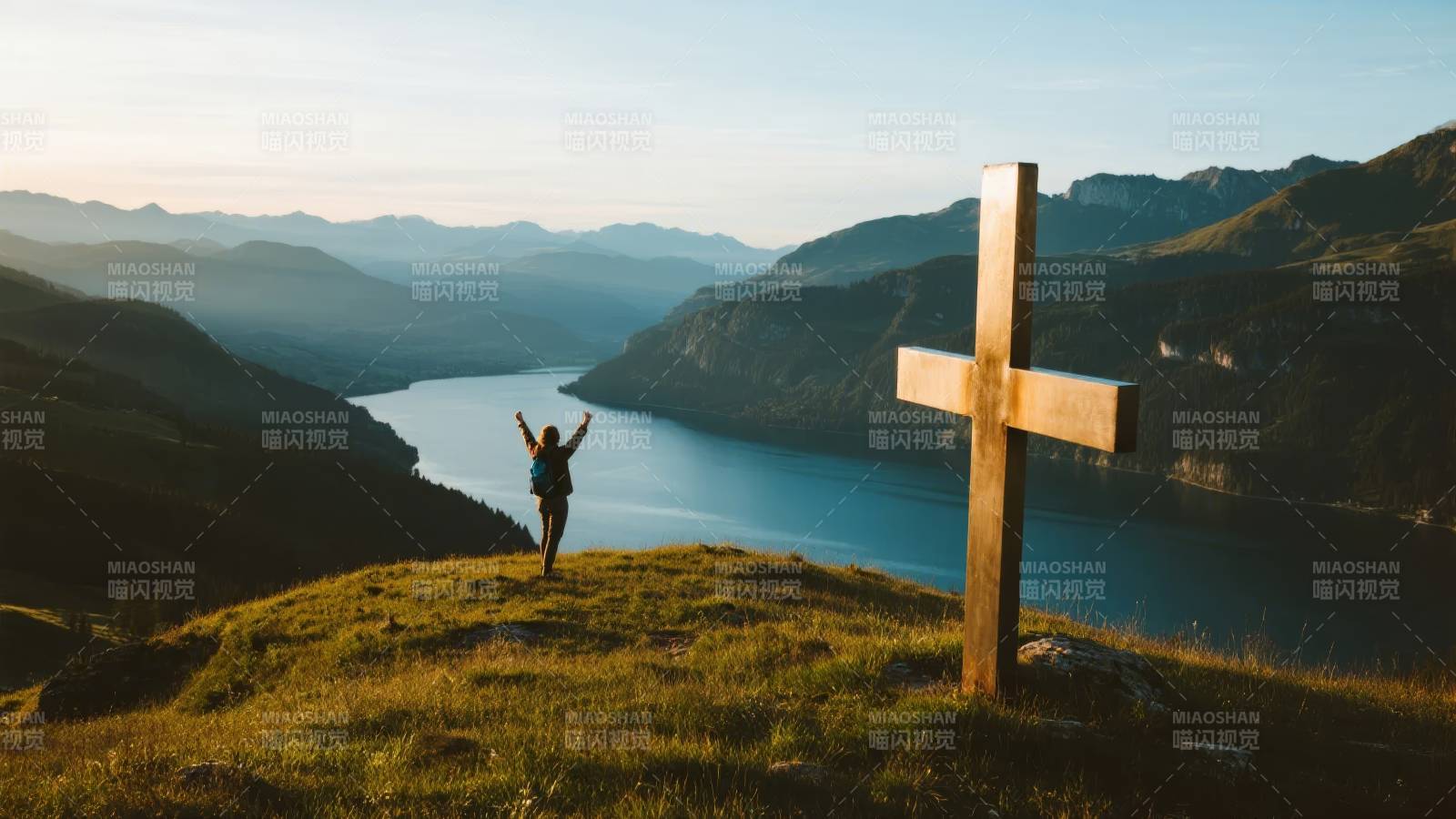 山巅十字与湖光图片