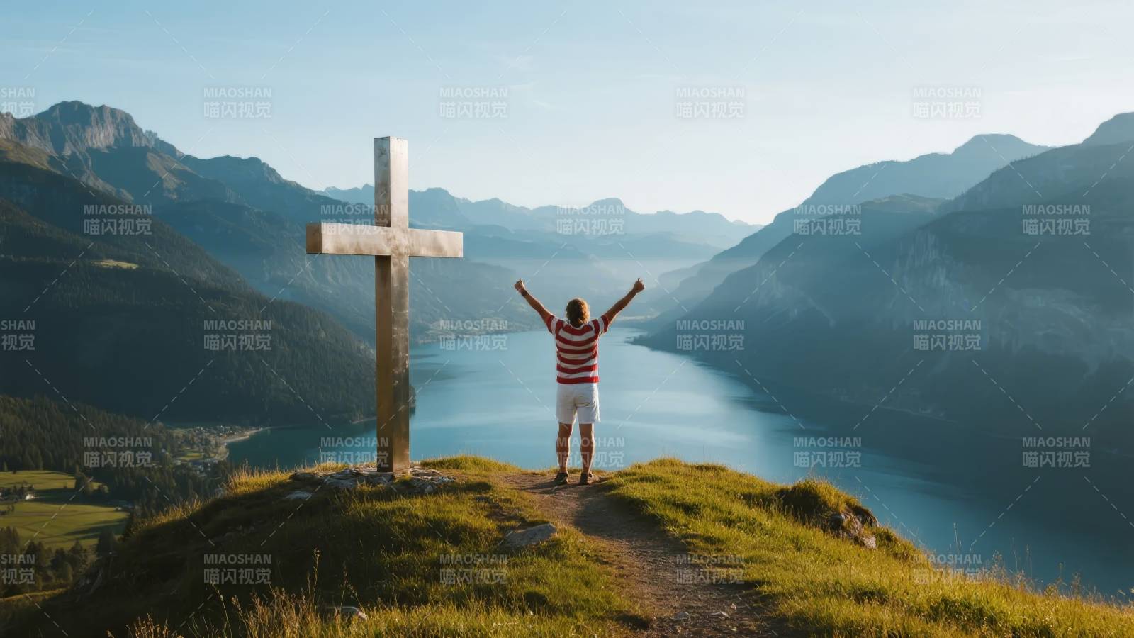 山顶十字与湖光山色图片