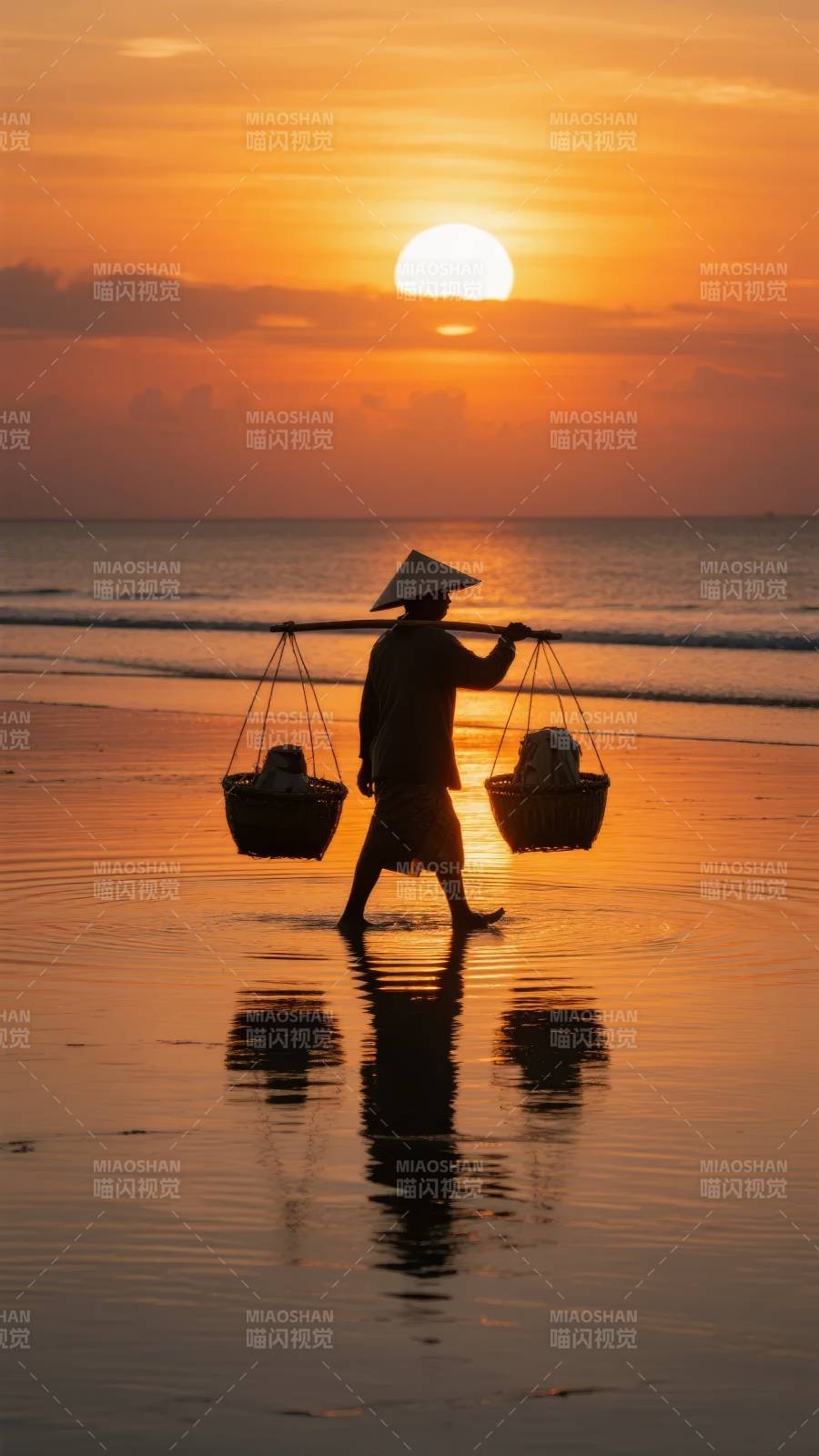 夕阳下的挑担人图片