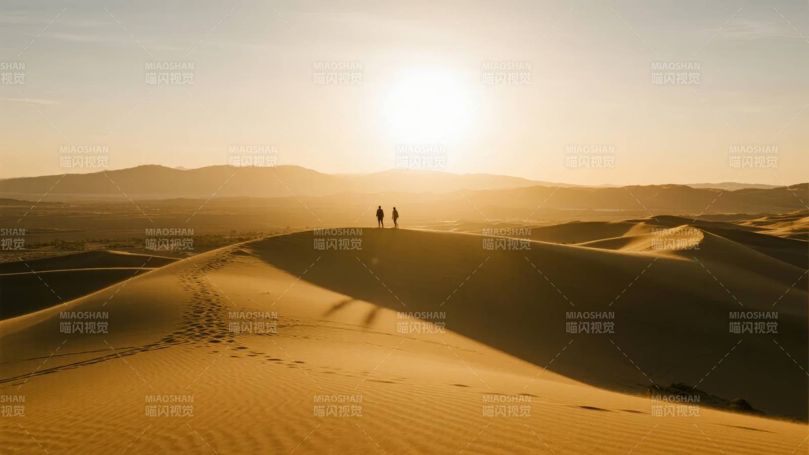 沙漠日落行者图片