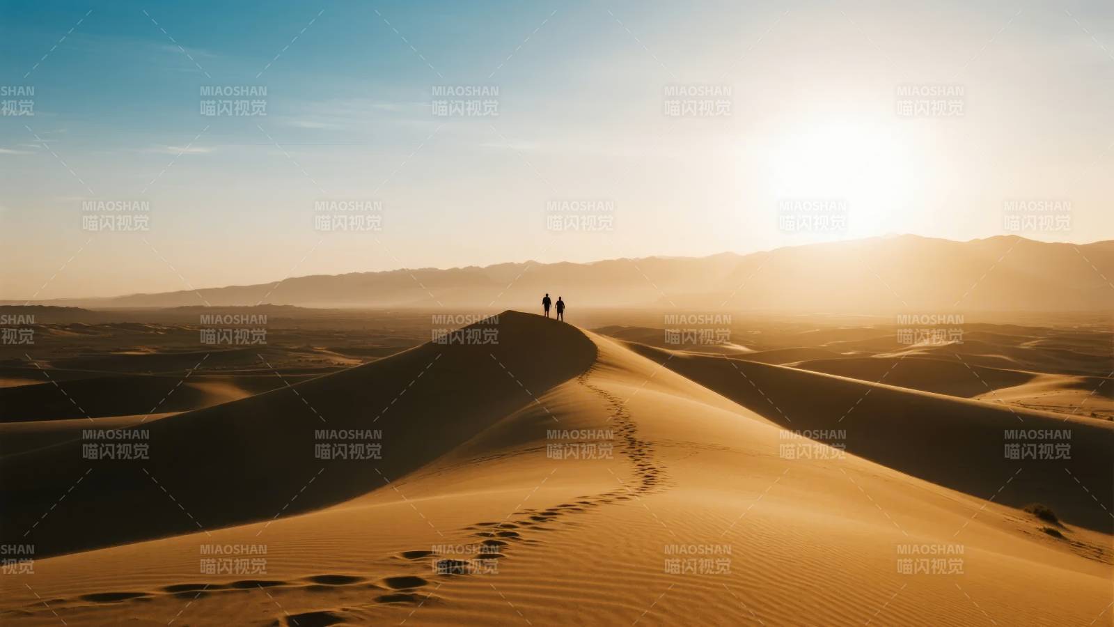 沙漠日出行迹图片