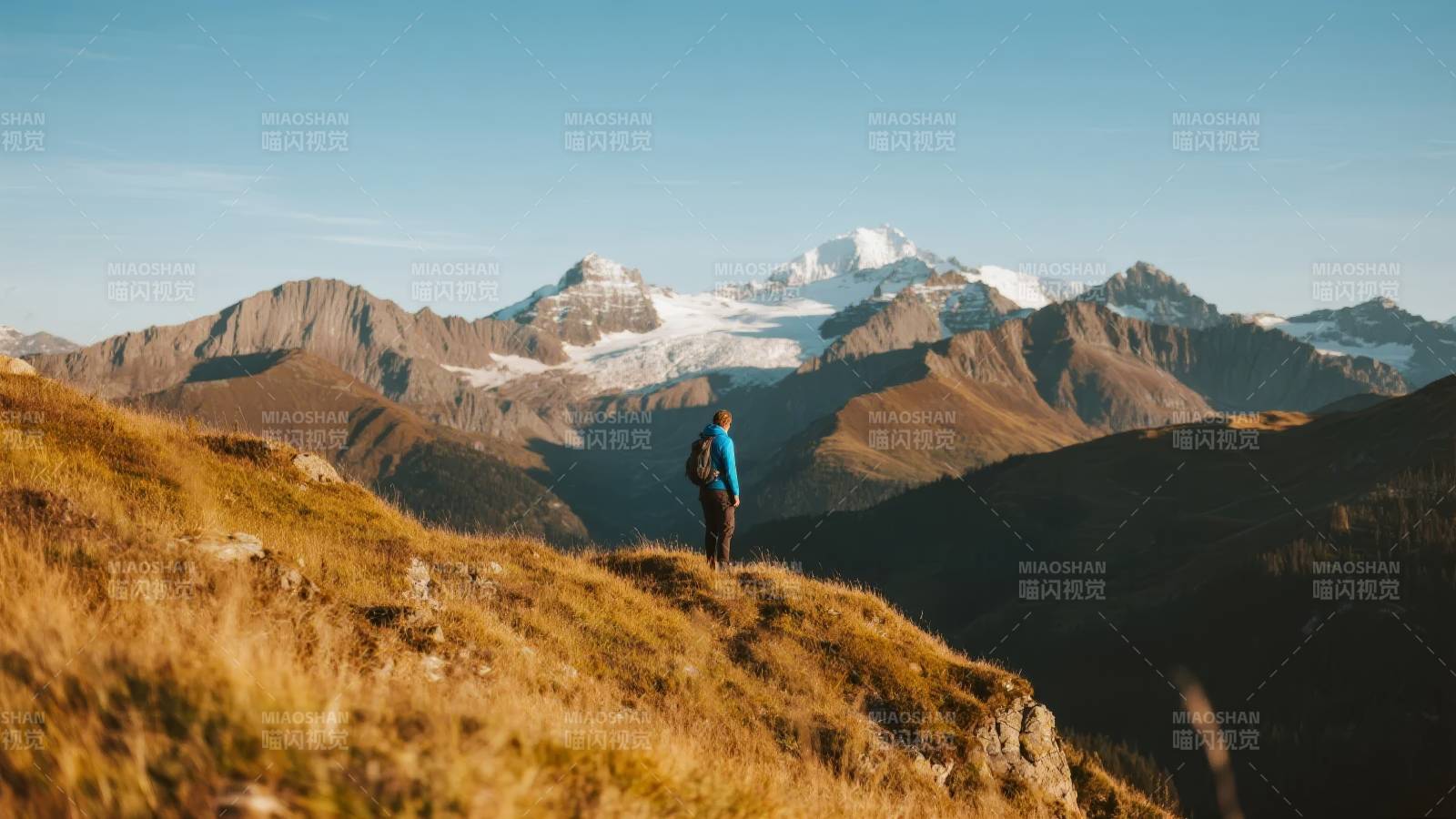 雪山之巅的旅人图片
