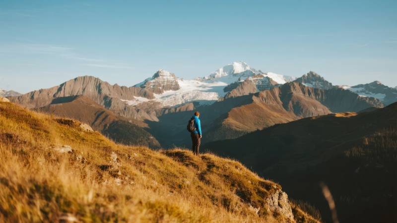 雪山之巅的旅人图片