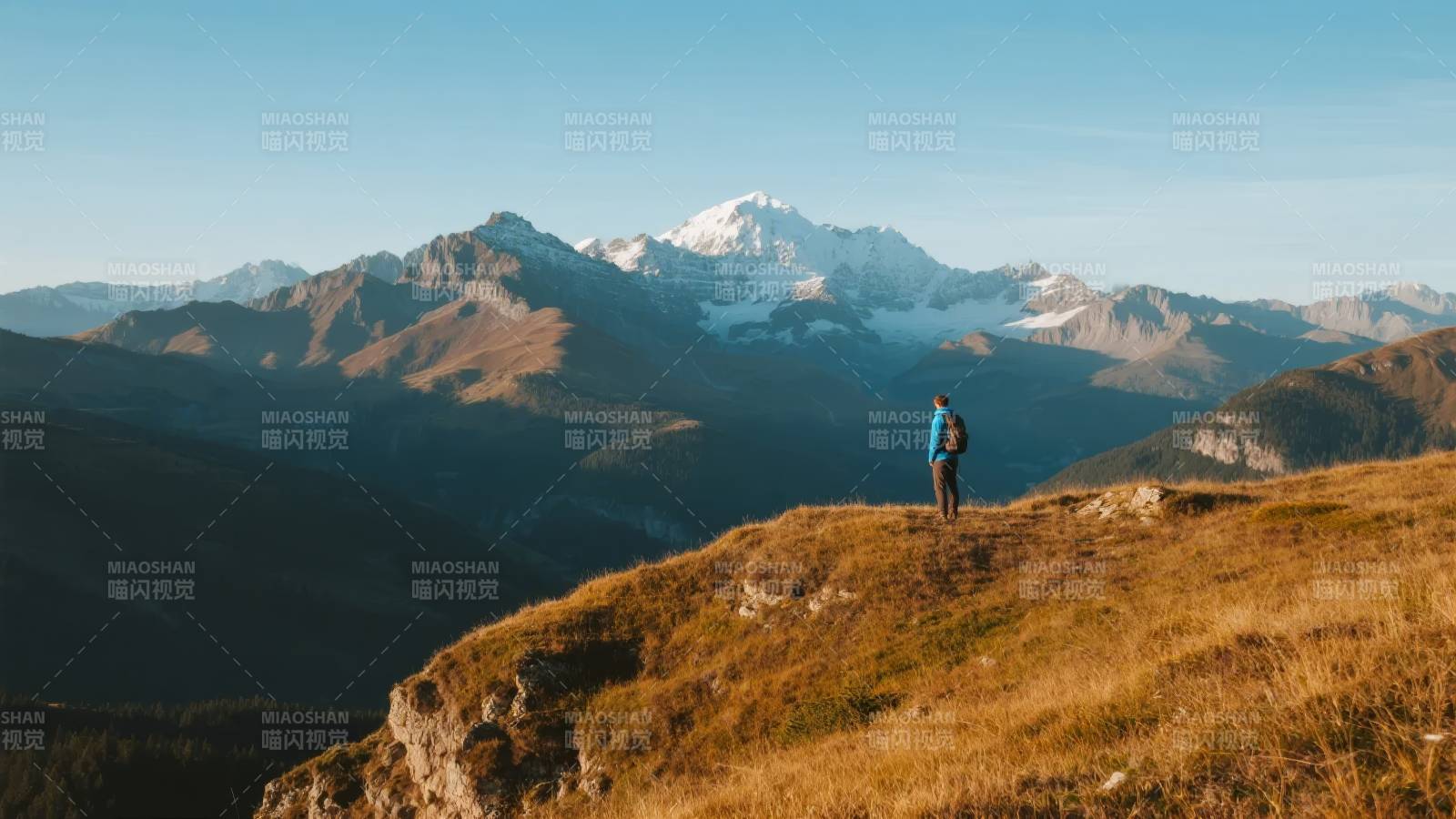 山巅远眺雪峰图片