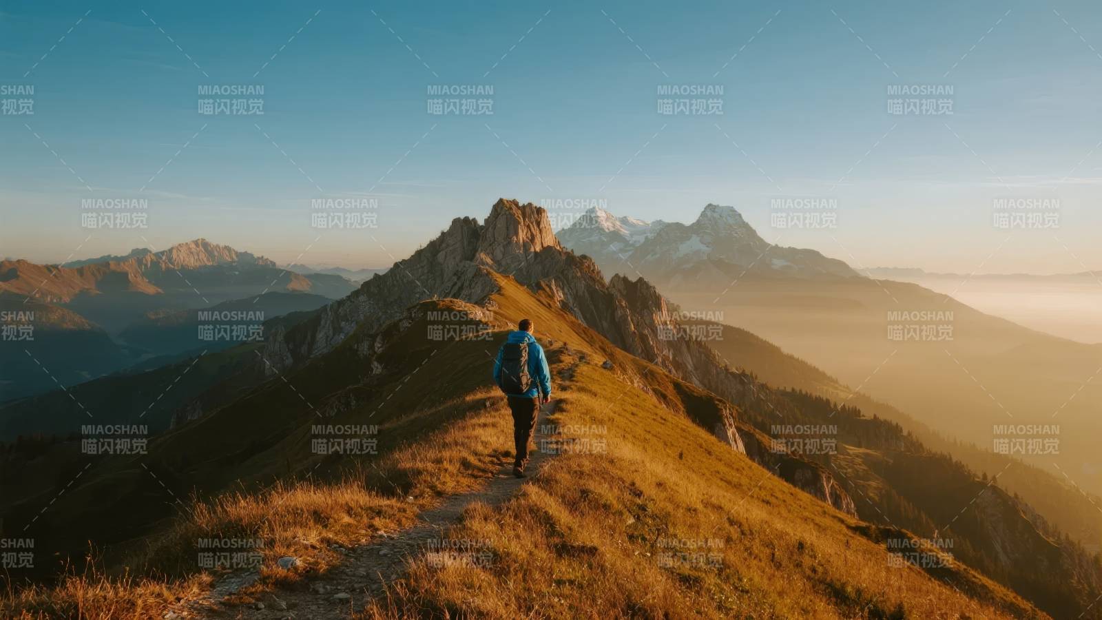 山巅行者图片