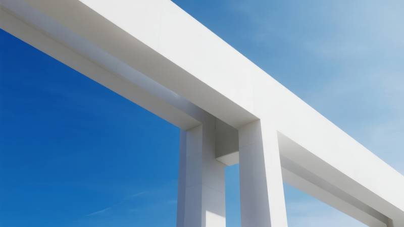 蓝天下的白色建筑结构图片