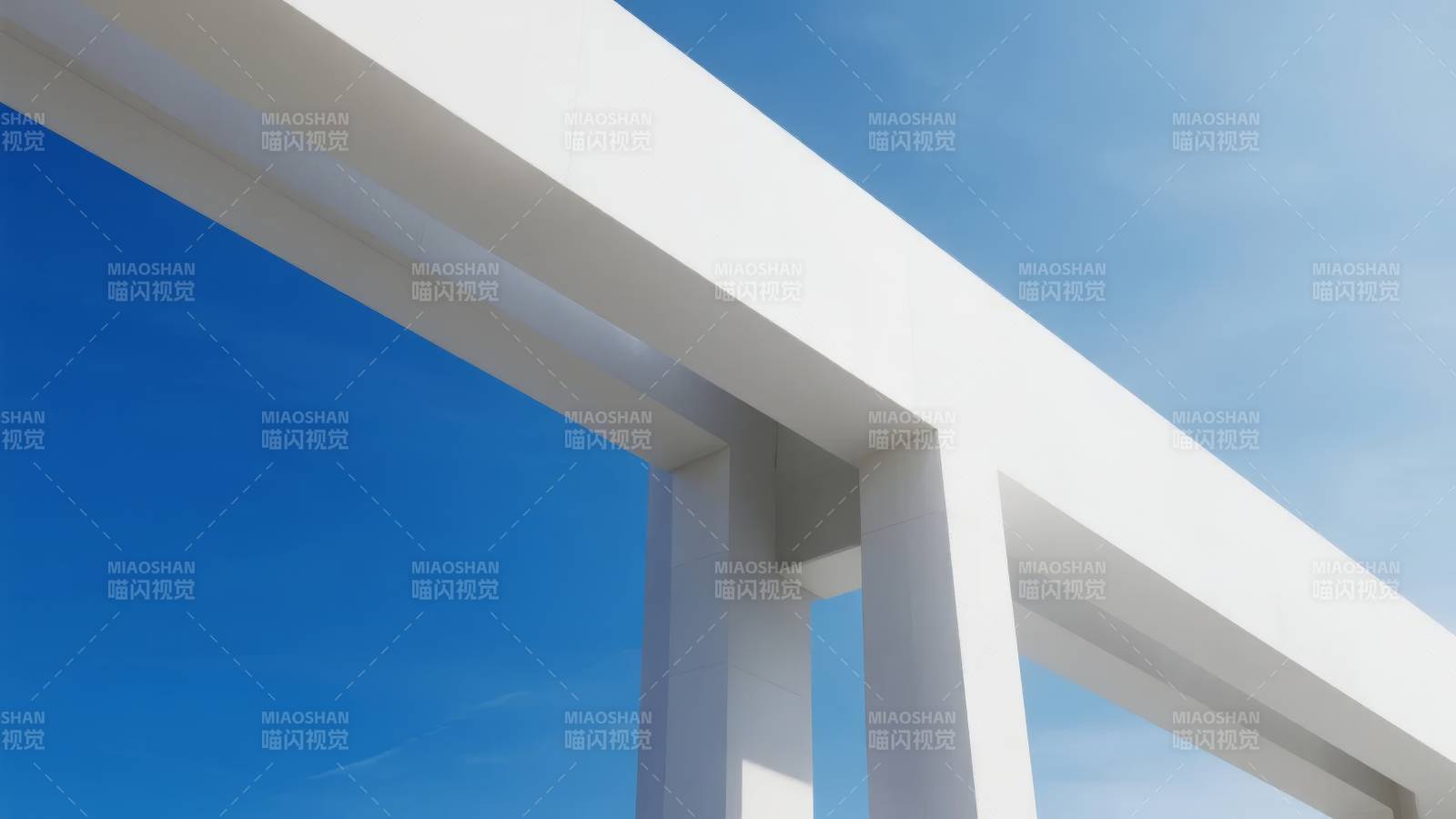 蓝天下的白色建筑结构图片