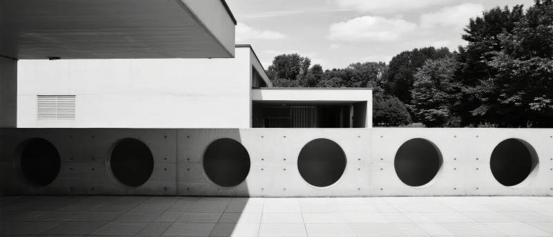 现代建筑的圆形窗洞图片