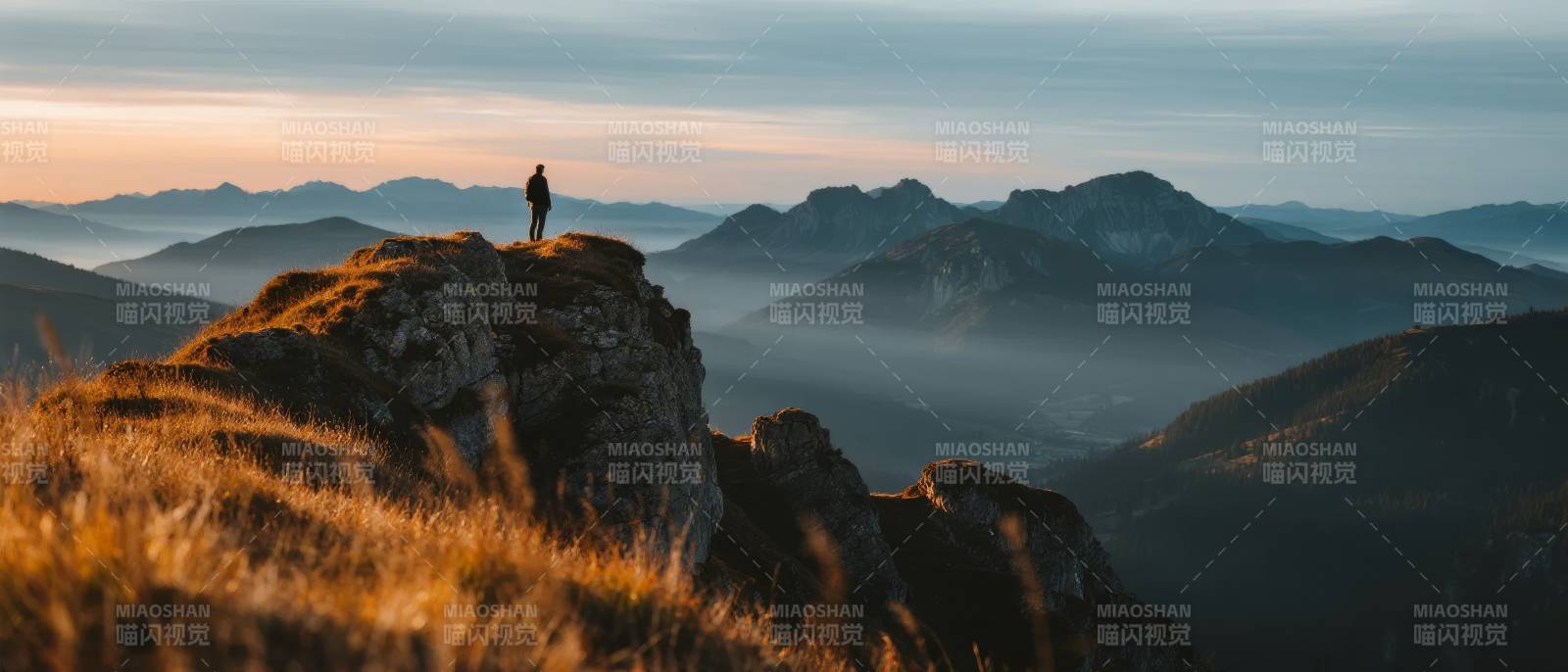 山巅远眺 云海苍茫图片